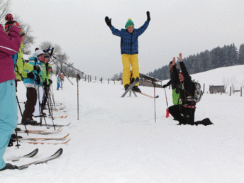Kind spring freudig über eine kleine Skischanze