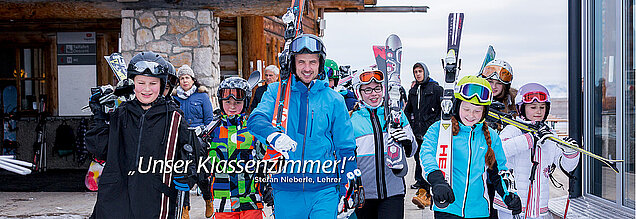 Schulskifahrt im Schnee mit Aussage des Lehrers