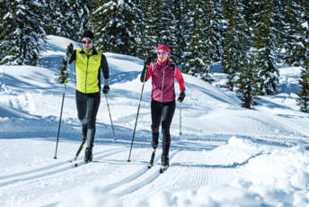 Zwei Langläufer im Winter