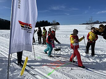 Zieleinlauf von Teilnehmenden der Behinderten Skifreizeit beim Langlaufen