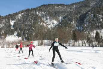 Kinder beim Langlaufen im Schnee