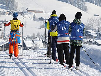 Kinder auf der Loipe während der SIS Behinderten Skifreizeit