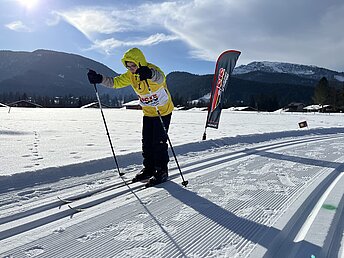 Ein Teilnehmer einer behinderten Skifreizeit beim Langlaufen