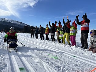 Paralangläuferin wird von Fans angefeuert