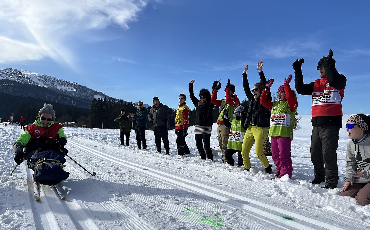 Paralangläuferin wird von Fans angefeuert