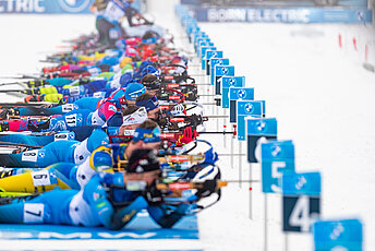 Biathleten im liegenden schießen