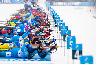 Biathleten im liegenden schießen