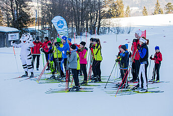 Gruppe Langläufer zusammen mit Skitty, einennden Skitty Cup Maskottchen