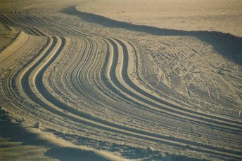 Eine gespurte Loipe im Sonnenuntergangslicht