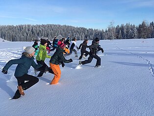 Kinder im Schnee während eines ticket2nature Camps
