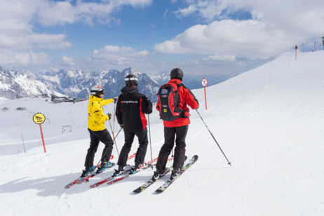 Prüfkommission im Skigebiet